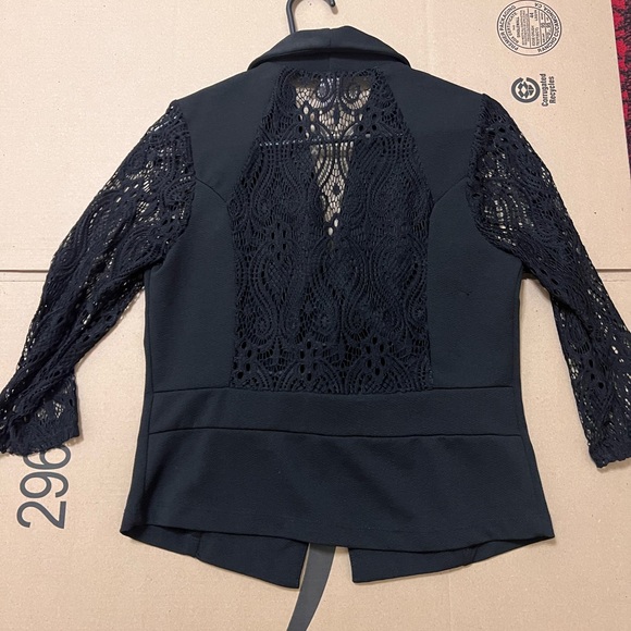 Elegant Black Lace Sleeve Women's Blazer - Picture 3 of 3